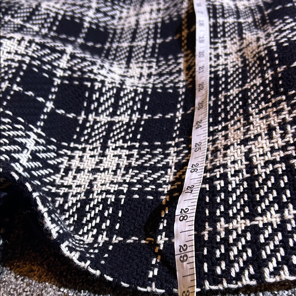 Elegant Black and White Plaid Women's coat great for the weather coming up - Picture 6 of 9